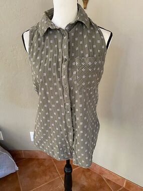 Columbia Olive Green Sleeveless Button-Down Shirt with White Geo Print